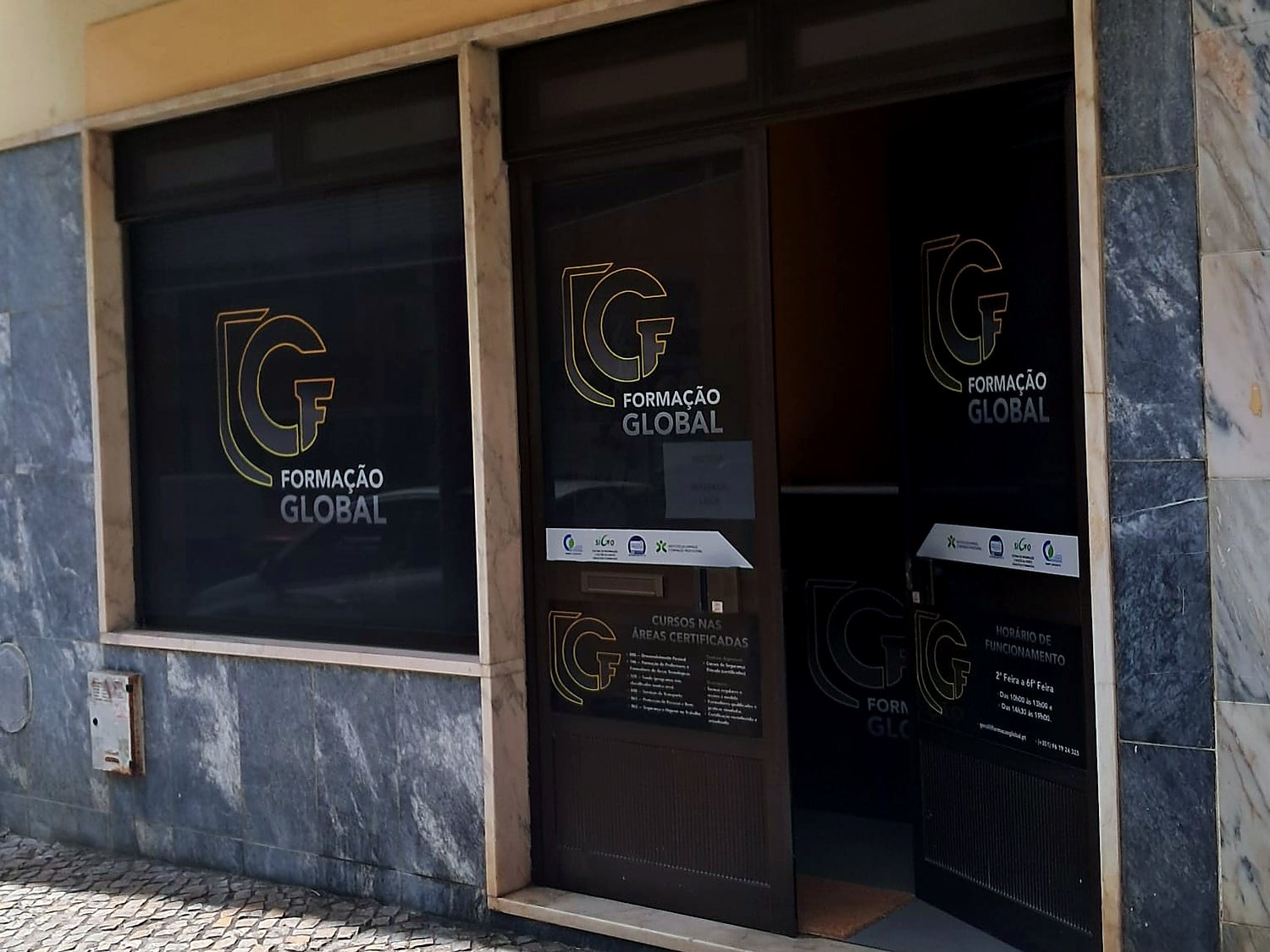 Fachada e entrada da Formação Global em Algueirão-Mem Martins